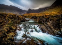Potok na tle gór Cuillin w szkockim regionie Highland