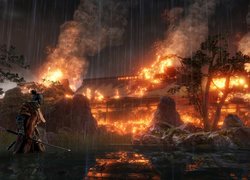 Pożar w scenie z gry Sekiro Shadows Die Twice