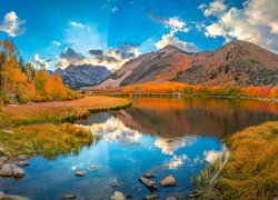 Jezioro North Lake, Góry Sierra Nevada, Trawy, Pożółkłe, Drzewa, Kamienie, Chmury, Odbicie, Jesień, Kalifornia, Stany Zjednoczone