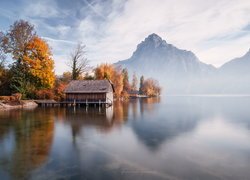 Pożółkłe drzewa i drewniane domki nad jeziorem Traunsee