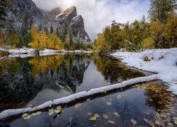 Góry, Rzeka, Merced River, Żółte, Drzewa, Śnieg, Park Narodowy Yosemite, Stan Kalifornia, Stany Zjednoczone