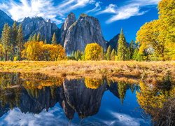 Park Narodowy Yosemite, Góry, Sierra Nevada, Rzeka, Merced River, Drzewa, Odbicie, Obłoki, Jesień, Kalifornia, Stany Zjednoczone