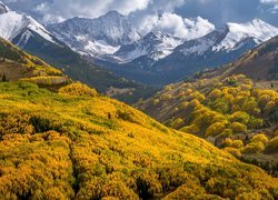 Stany Zjednoczone, Kolorado, Góry Elk, Góra, Capitol Peak, Las, Drzewa, Jesień, Chmury