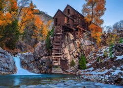 Pożółkłe drzewa obok młynu Crystal Mill nad rzeką Crystal River