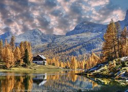 Góry, Dolomity, Jezioro, Lago Federa, Dom, Schronisko, Jesień, Drzewa, Modrzewie, Odbicie, Włochy