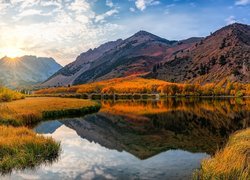 Jezioro, North Lake, Góry, Sierra Nevada, Trawy, Pożółkłe, Drzewa, Jesień, Obłoki, Promienie słońca, Kalifornia, Stany Zjednoczone