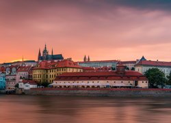 Praga, Czechy, Panorama, Zamek na Hradczanach, Katedra Świętych Wita Wacława i Wojciecha, Hradczany, Domy, Rzeka Wełtawa, Wschód słońca