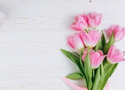 Prezent i tulipany na białych deskach