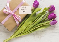 Prezent i tulipany na Dzień Matki