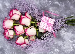 Prezent na bukiecie różowo-białych róż