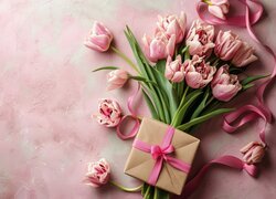 Prezent na bukiecie różowych tulipanów