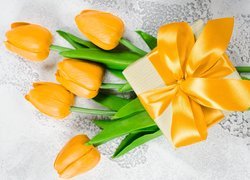 Prezent na żółtych tulipanach