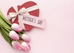Prezent w kształcie serca obok tulipanów na Dzień Matki