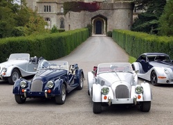 Prezentacja czterech samochodów Morgan Roadster na tle zamku