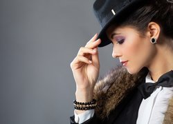 Profil kobiety w kapeluszu