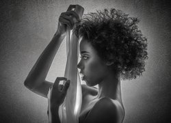 Profil mulatki z kręconymi włosami