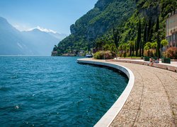 Promenada i zalesione góry nad jeziorem Lago di Como