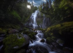 Promienie słońca nad górą North Sister i wodospadem Proxy Falls w Oregonie