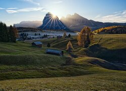 Włochy, Góry Sassolungo, Dolomity, Jesień, Drzewa, Domy, Wschód słońca, Płaskowyż, Seiser Alm