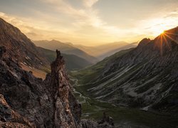 Promienie słońca nad górską doliną