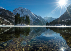 Włochy, Góry, Jezioro Lago del Predil, Zima, Promienie słońca, Kamienie