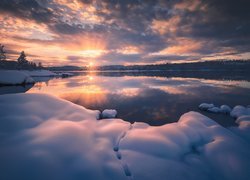 Promienie słońca nad jeziorem w norweskiej gminie Ringerike