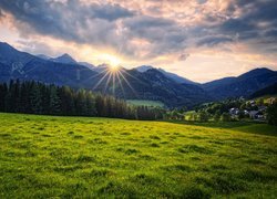 Austria, Góry, Niskie Taury, Las, Drzewa, Domy, Droga, Promienie słońca, Chmury