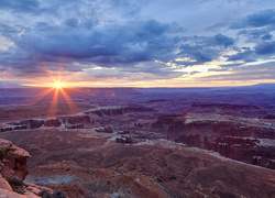 Promienie słońca nad Parkiem Narodowym Canyonlands w stanie Utah