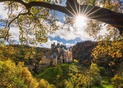 Promienie słońca nad zamkiem Eltz w Niemczech