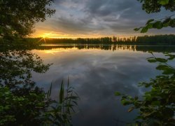 Jezioro, Drzewa, Promienie słońca, Chmury