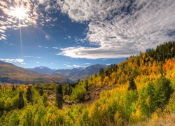Stany Zjednoczone, Kolorado, Góry Skaliste, Jesień, Drzewa, Chmury, Promienie słońca