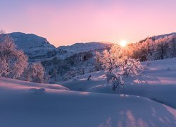 Promienie słońca w górach zimową porą