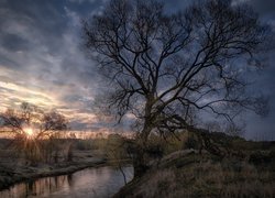 Promienie wschodzącego słońca nad rzeką Istrą