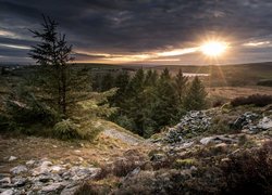 Promienie wschodzącego słońca nad wzgórzami