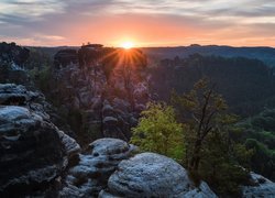 Drzewa, Las, Skały, Zachód słońca, Chmury, Góry Połabskie, Park Narodowy Saskiej Szwajcarii, Saksonia, Niemcy