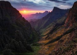 Góry Smocze, Ukhahlamba Mountains, Przełęcz Fangs Pass, Promienie słońca, Republika Południowej Afryki