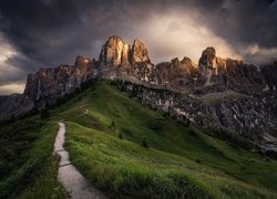 Włochy, Południowy Tyrol, Alpy, Dolomity, Przełęcz Gardena Pass, Góry Sella, Ścieżka
