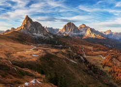 Włochy, Góry, Dolomity, Prowincja Belluno, Góry, Przełęcz, Passo di Giau, Droga, Drzewa, Jesień