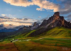 Dolomity, Passo di Giau, Góry, Wzgórza, Droga, Łąka, Chmury, Prowincja Belluno, Włochy