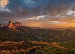 Stany Zjednoczone, Stan Kolorado, Hrabstwo Ouray, Przełęcz Owl Creek Pass, Góry, Skały, Lasy, Drzewa, Zachód słońca