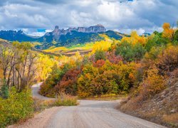 Jesień, Las, Drzewa, Góry, Droga, Chmury, Owl Creek Pass, Kolorado, Stany Zjednoczone