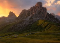 Przełęcz Passo di Giau w Dolomitach o zachodzie słońca