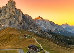 Góry, Dolomity, Przełęcz, Passo di Giau, Prowincja Belluno, Droga, Domy, Włochy