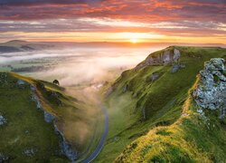 Góry, Wyżyna Peak District, Przełęcz, Winnats Pass, Mgła, Drzewa, Wschód słońca, Chmury, Hrabstwo Derbyshire, Anglia