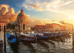 Przystań gondoli na Canal Grande w Wenecji