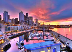 Przystań i domy w Seattle pod kolorowym niebem