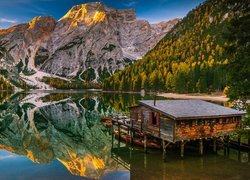 Włochy, Jezioro Pragser Wildsee, Lago di Braies, Góry Dolomity, Pomost, Drewniany, Domek, Łódki, Przystań