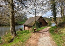 Droga, Dom, Przystań, Jezioro, Dudmaston Big Pool, Dudmaston Estate, Hrabstwo Shropshire, Anglia