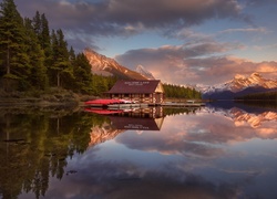 Kanada, Park Narodowy Jasper, Jezioro Maligne, Przystań, Góry, Las, Drzewa, Łódki, Odbicie