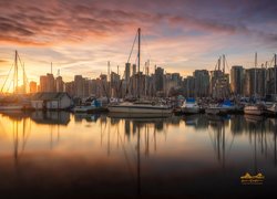 Kanada, Vancouver, Prowincja Kolumbia Brytyjska, Stanley Park Marina, Przystań, Żaglówki, Wieżowce, Wschód słońca, Chmury